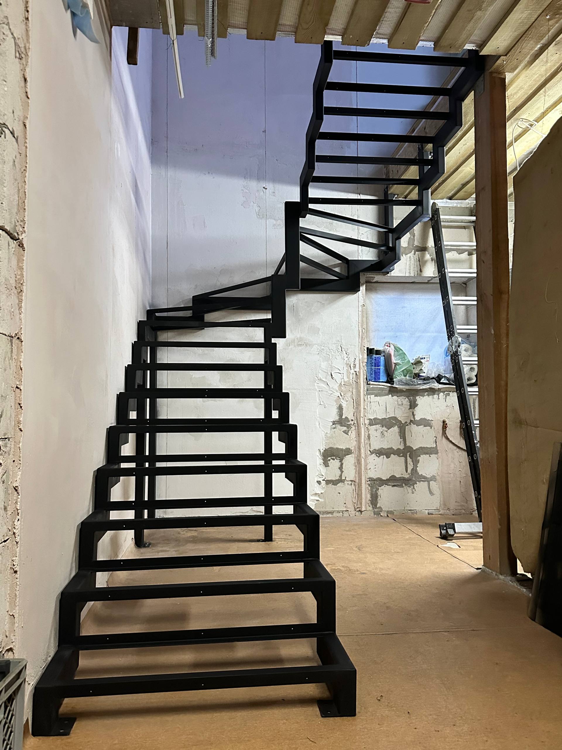 Лестница на ломаном металлокаркасе