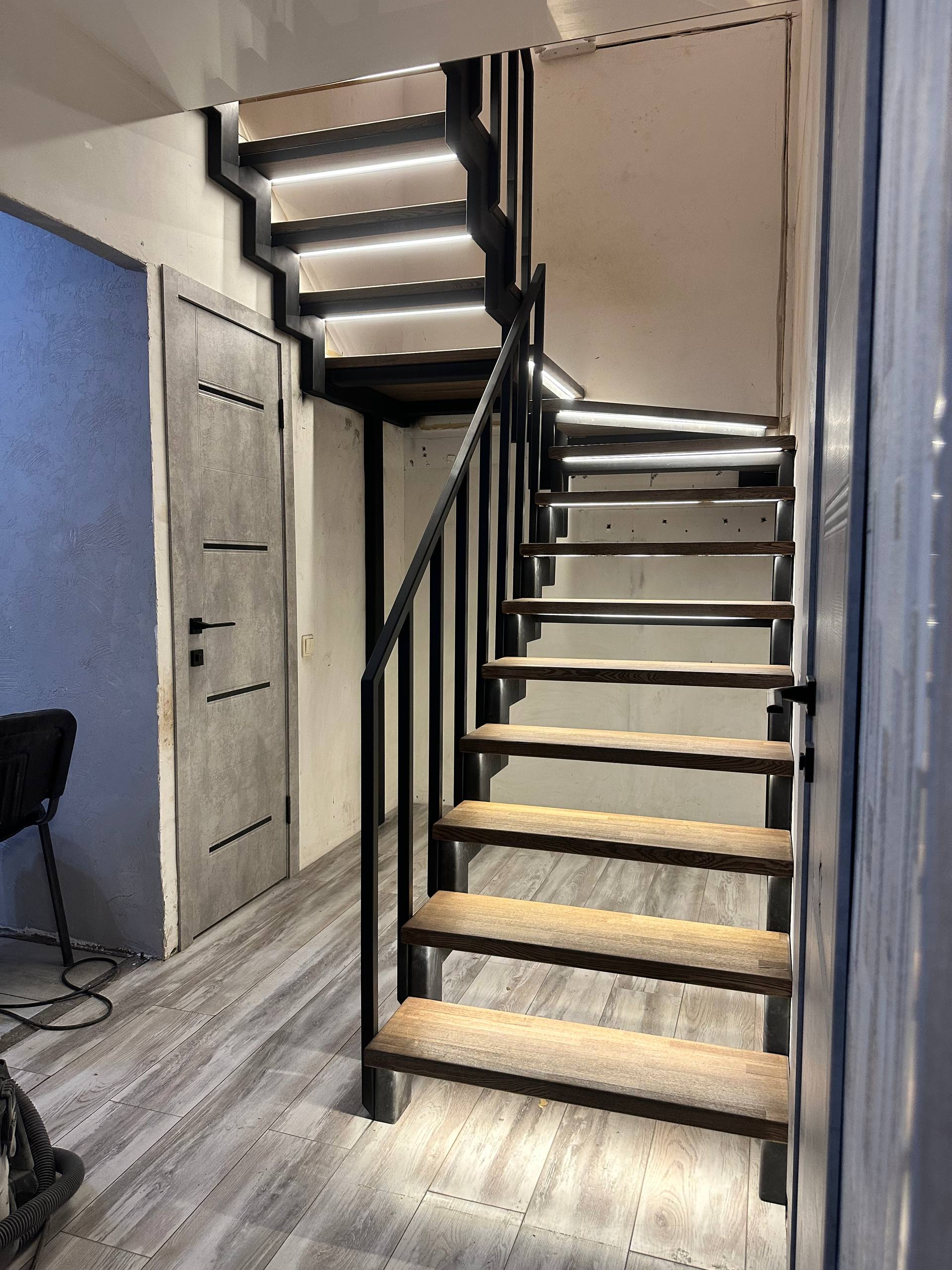 Лестница на ломаном косоуре со ступенями из ясеня и подсветкой